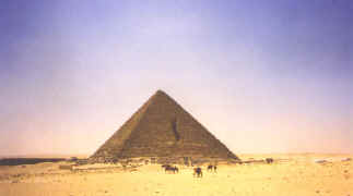 Menakaure pyramid.jpg (21061 bytes)